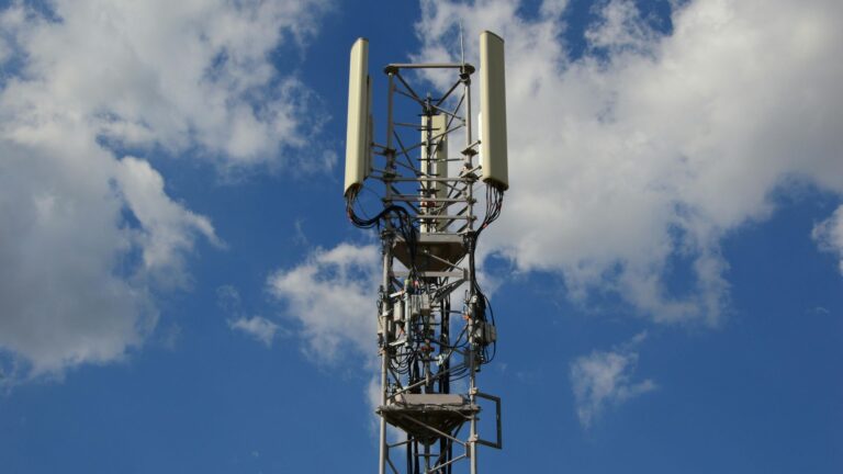 High-performance 5G antenna on pole enhancing wireless connectivity and signal strength for next-generation internet networks.