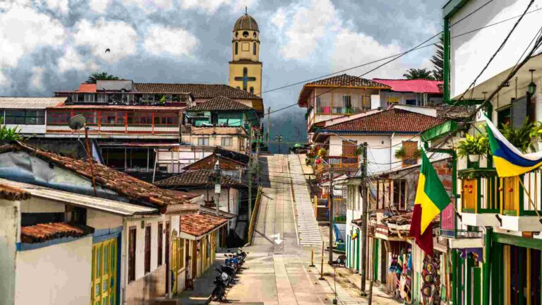 Colorful street view in Colombia showcasing traditional architecture – ideal for Colombia travel packages.